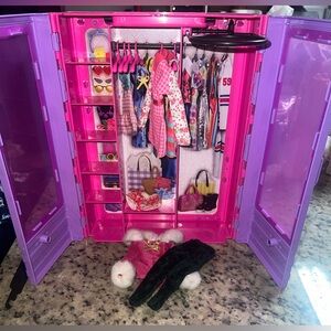 Barbie Fashionistas Ultimate Closet Portable Fashion Toy with clothes/hangers